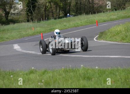 Voitures anciennes à toit ouvert participant aux essais de vitesse V.S.C.C. Curborough, Curborough Sprint course, Lichfield, Angleterre, Royaume-Uni. Banque D'Images