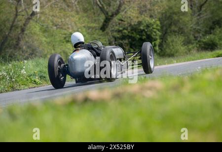 Voitures anciennes à toit ouvert participant aux essais de vitesse V.S.C.C. Curborough, Curborough Sprint course, Lichfield, Angleterre, Royaume-Uni. Banque D'Images