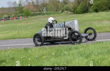 Voitures anciennes à toit ouvert participant aux essais de vitesse V.S.C.C. Curborough, Curborough Sprint course, Lichfield, Angleterre, Royaume-Uni. Banque D'Images