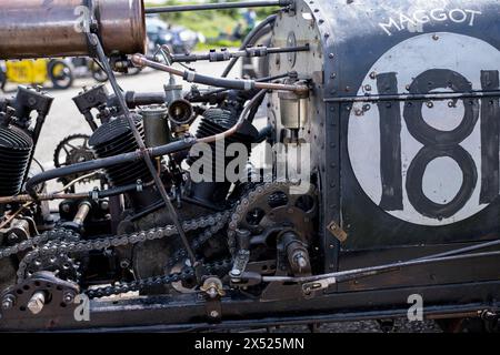 Moteur à essence et arrangement d'engrenages sur une voiture de course vintage Austin Maggot. Banque D'Images