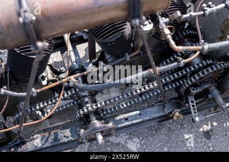 Moteur à essence et arrangement d'engrenages sur une voiture de course vintage Austin Maggot. Banque D'Images