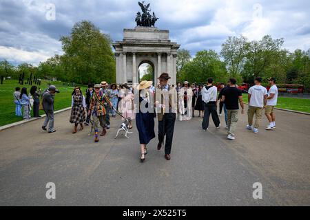 Londres, Royaume-Uni, 5 mai 2024, la quatrième Grand Flaneur Walk a eu lieu le dimanche 5 mai 2024, et a commencé à midi par la statue de beau Brummell sur Jermyn Street, Londres W1. La Grand Flaneur Walk célèbre le pur, l'immuable et l'inutile, et elle est prise par les audacieux, les aventuriers et les ébridés. La promenade a traversé Green Park vers Hyde Park Corner., Andrew Lalchan Photography/Alamy Live News Banque D'Images