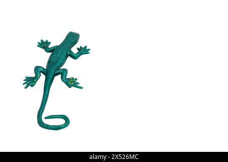 Lézard jouet en caoutchouc vert sur fond blanc. Jouet extensible. Anti-stress. Photo horizontale. Pour le texte. Banque D'Images