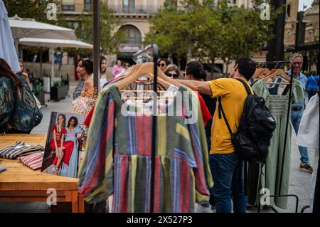 Marché des vêtements et de l'artisanat pendant la semaine de la mode d'Aragon 2024, Saragosse, Espagne Banque D'Images