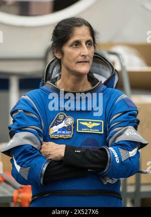 Houston (États-Unis d'Amérique). 02 novembre 2022. Suni Williams, astronaute de la NASA Boeing Crew Flight test, dans la combinaison de lancement de Boeing Blue lors de la formation aux opérations de désorbite au Space Vehicle Mockup Facility du Johnson Space Center, le 2 novembre 2022 à Houston, au Texas. Williams a été choisi comme l'un des premiers astronautes à s'entraîner pour le vaisseau spatial Boeing Starliner. Crédit : James Blair/NASA photo/Alamy Live News Banque D'Images