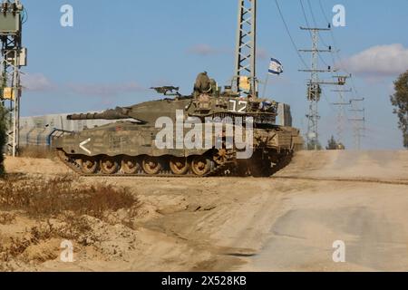 Shalom Kerem Crossing. 6 mai 2024. Un char israélien est vu près du terminal de Shalom Kerem dans le Sud d’Israël, à la frontière de la bande de Gaza, le 6 mai 2024. Les médias israéliens ont rapporté lundi que le cabinet de guerre israélien avait approuvé le lancement d'une offensive terrestre sur Rafah qui aurait lieu après l'évacuation de la population civile. Crédit : Jamal Awad/Xinhua/Alamy Live News Banque D'Images