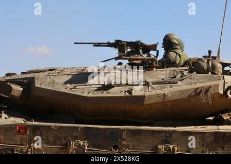 Shalom Kerem Crossing. 6 mai 2024. Un char israélien est vu près du terminal de Shalom Kerem dans le Sud d’Israël, à la frontière de la bande de Gaza, le 6 mai 2024. Les médias israéliens ont rapporté lundi que le cabinet de guerre israélien avait approuvé le lancement d'une offensive terrestre sur Rafah qui aurait lieu après l'évacuation de la population civile. Crédit : Jamal Awad/Xinhua/Alamy Live News Banque D'Images