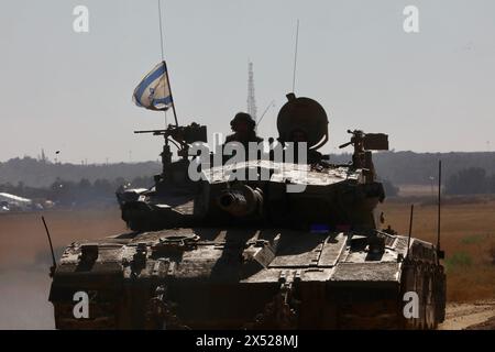 Shalom Kerem Crossing. 6 mai 2024. Un char israélien est vu près du terminal de Shalom Kerem dans le Sud d’Israël, à la frontière de la bande de Gaza, le 6 mai 2024. Les médias israéliens ont rapporté lundi que le cabinet de guerre israélien avait approuvé le lancement d'une offensive terrestre sur Rafah qui aurait lieu après l'évacuation de la population civile. Crédit : Jamal Awad/Xinhua/Alamy Live News Banque D'Images