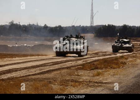 Shalom Kerem Crossing. 6 mai 2024. Des chars israéliens sont vus près du terminal de Shalom Kerem dans le Sud d’Israël, à la frontière de la bande de Gaza, le 6 mai 2024. Les médias israéliens ont rapporté lundi que le cabinet de guerre israélien avait approuvé le lancement d'une offensive terrestre sur Rafah qui aurait lieu après l'évacuation de la population civile. Crédit : Jamal Awad/Xinhua/Alamy Live News Banque D'Images