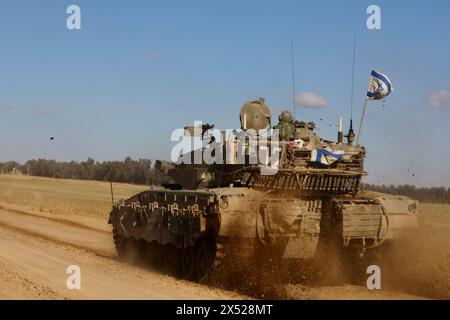 Shalom Kerem Crossing. 6 mai 2024. Un char israélien est vu près du terminal de Shalom Kerem dans le Sud d’Israël, à la frontière de la bande de Gaza, le 6 mai 2024. Les médias israéliens ont rapporté lundi que le cabinet de guerre israélien avait approuvé le lancement d'une offensive terrestre sur Rafah qui aurait lieu après l'évacuation de la population civile. Crédit : Jamal Awad/Xinhua/Alamy Live News Banque D'Images