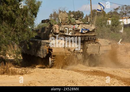 Shalom Kerem Crossing. 6 mai 2024. Un char israélien est vu près du terminal de Shalom Kerem dans le Sud d’Israël, à la frontière de la bande de Gaza, le 6 mai 2024. Les médias israéliens ont rapporté lundi que le cabinet de guerre israélien avait approuvé le lancement d'une offensive terrestre sur Rafah qui aurait lieu après l'évacuation de la population civile. Crédit : Jamal Awad/Xinhua/Alamy Live News Banque D'Images