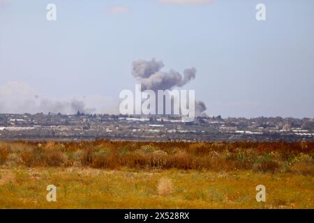 Shalom Kerem Crossing. 6 mai 2024. De la fumée monte après une frappe israélienne dans le Sud de la bande de Gaza vue depuis le terminal de Shalom Kerem, le 6 mai 2024. Les médias israéliens ont rapporté lundi que le cabinet de guerre israélien avait approuvé le lancement d'une offensive terrestre sur Rafah qui aurait lieu après l'évacuation de la population civile. Crédit : Jamal Awad/Xinhua/Alamy Live News Banque D'Images