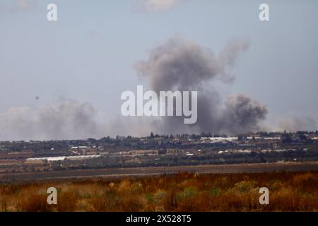 Shalom Kerem Crossing. 6 mai 2024. De la fumée monte après une frappe israélienne dans le Sud de la bande de Gaza vue depuis le terminal de Shalom Kerem, le 6 mai 2024. Les médias israéliens ont rapporté lundi que le cabinet de guerre israélien avait approuvé le lancement d'une offensive terrestre sur Rafah qui aurait lieu après l'évacuation de la population civile. Crédit : Jamal Awad/Xinhua/Alamy Live News Banque D'Images