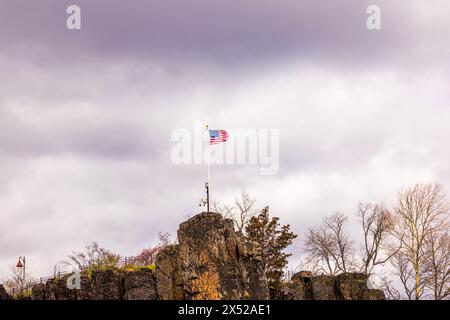 Belle vue sur le drapeau américain flottant haut sur une montagne près de Peterson Falls dans le New Jersey. ÉTATS-UNIS. Banque D'Images