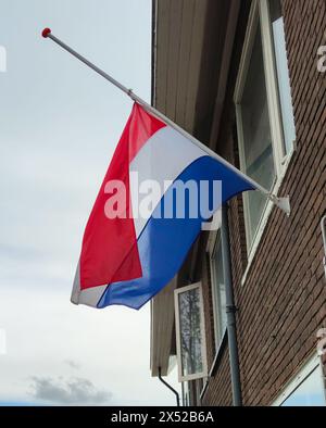 Le drapeau néerlandais est suspendu en Berne le jour national du souvenir. Banque D'Images