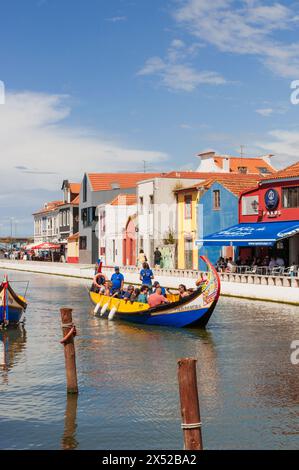 Sérénité sur les canaux – bateau traditionnel à Aveiro Banque D'Images