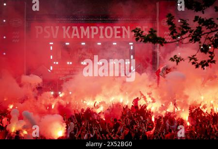 Eindhoven, pays-Bas. 06 mai 2024. EINDHOVEN - la sélection PSV est célébrée lors de la cérémonie sur Stadhuisplein. L'équipe d'Eindhoven est devenue championne nationale pour la 25e fois après avoir battu le Sparta Rotterdam devant son propre public. ANP ROB ENGELAAR crédit : ANP/Alamy Live News Banque D'Images