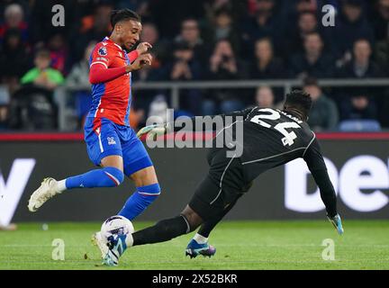 Le gardien de Manchester United Andre Onana sauve aux pieds de Michael Olise de Crystal Palace lors du match de premier League à Selhurst Park, Londres. Date de la photo : lundi 6 mai 2024. Banque D'Images