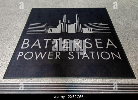 Londres, Royaume-Uni - 29 avril 2024 : illustration sur un tapis de la centrale électrique de Battersea Banque D'Images