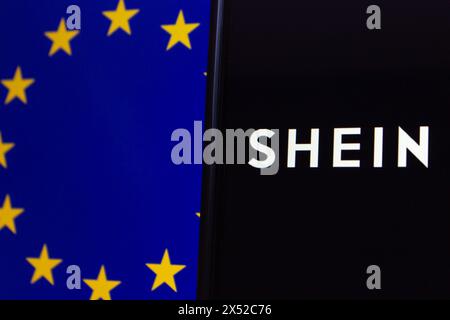 Vancouver, CANADA - avril 30 2024 : logo Shein vu sur un écran d'iPhone sur fond de drapeau de l'Union européenne. Concept Digital Service Act (DSA). Banque D'Images
