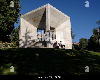 Monument à la Constitution de 1978. Compris comme un tesseract, son auteur est l'architecte Miguel Ángel Ruiz Larrea. Madrid 6 mai 2024. Espagne Banque D'Images