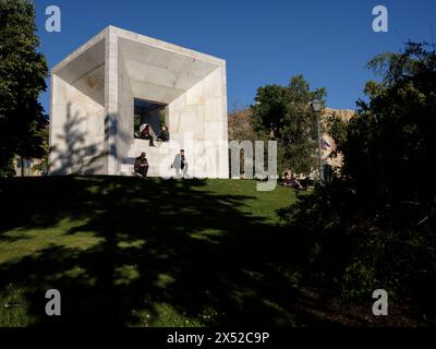 Monument à la Constitution de 1978. Compris comme un tesseract, son auteur est l'architecte Miguel Ángel Ruiz Larrea. Madrid 6 mai 2024. Espagne Banque D'Images