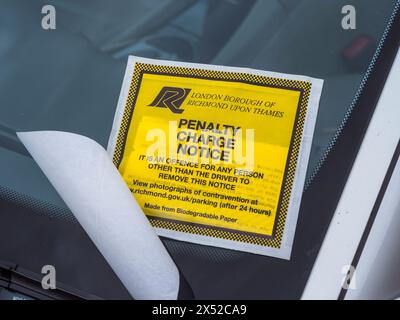 Un avis de pénalité (billet de stationnement) du London Borough of Richmond upon Thames sur un pare-vent de voiture, Kew, Royaume-Uni. Banque D'Images