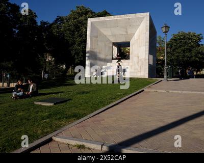 Monument à la Constitution de 1978. Compris comme un tesseract, son auteur est l'architecte Miguel Ángel Ruiz Larrea. Madrid 6 mai 2024. Espagne Banque D'Images