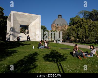 Monument à la Constitution de 1978. Compris comme un tesseract, son auteur est l'architecte Miguel Ángel Ruiz Larrea. Madrid 6 mai 2024. Espagne Banque D'Images