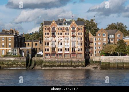 Oliver's Wharf, immeuble classé Grade II et ancien entrepôt sur la Tamise, Londres, Royaume-Uni. Banque D'Images