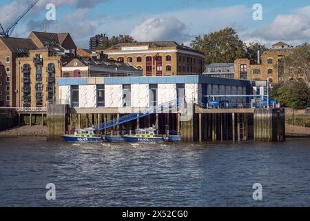 Wapping police Boatyard sur la Tamise, Londres, Royaume-Uni. Banque D'Images