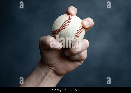 Variation de la poignée de Fastball ; baseball à la main. Banque D'Images