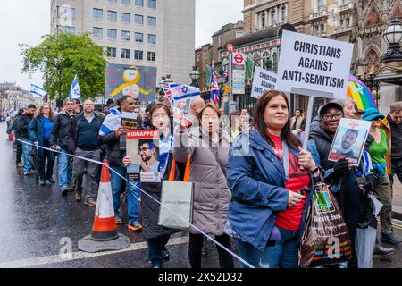 March for Life, Londres, Royaume-Uni. 6 mai 2024. Près de 1500 personnes de différentes confessions ont rejoint la Marche historique de la vie, Londres, pour commémorer le jour de commémoration de l'Holocauste Yom HaShoah. Organisé par l’action chrétienne contre l’antisémitisme (CAAA), unissez les survivants de l’Holocauste, les descendants d’auteurs nazis et des individus de toutes les confessions sous le thème « Am Israel Chai » photo d’Amanda Rose/Alamy Live News Banque D'Images