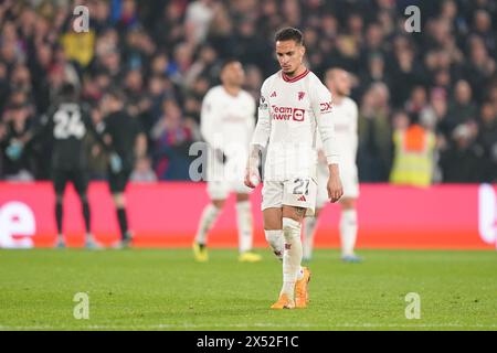 Antony Stand de Manchester United est abattu après que Tyrick Mitchell de Crystal Palace (non représenté) ait marqué le troisième but de son équipe lors du match de premier League à Selhurst Park, Londres. Date de la photo : lundi 6 mai 2024. Banque D'Images