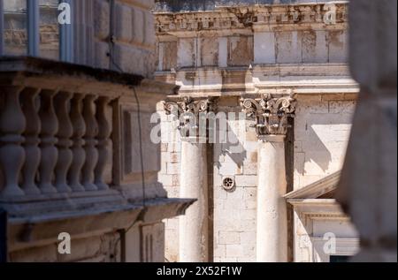 Détail architectural des colonnes sur un bâtiment dans la vieille ville, Dubrovnik, Croatie. Banque D'Images