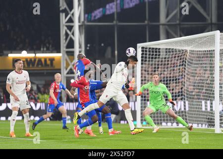 Casemiro de Manchester United tente une tête de but lors du match de premier League à Selhurst Park, Londres. Date de la photo : lundi 6 mai 2024. Banque D'Images