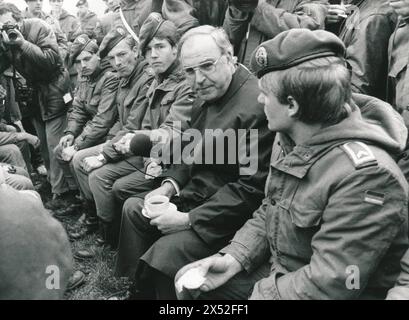 Bundeskanzler Helmut Kohl besucht die Bundeswehr 1982 BEI Bonn. --- le chancelier allemand Helmut Kohl visite l'armée allemande en 1982 près de Bonn *** le chancelier Helmut Kohl visite l'armée allemande près de Bonn en 1982 le chancelier allemand Helmut Kohl visite l'armée allemande près de Bonn en 1982 Banque D'Images