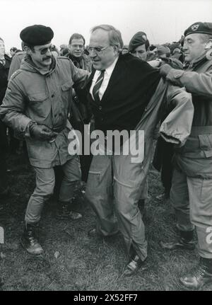 Bundeskanzler Helmut Kohl besucht die Bundeswehr 1982 BEI Bonn. --- le chancelier allemand Helmut Kohl visite l'armée allemande en 1982 près de Bonn *** le chancelier Helmut Kohl visite l'armée allemande près de Bonn en 1982 le chancelier allemand Helmut Kohl visite l'armée allemande près de Bonn en 1982 Banque D'Images