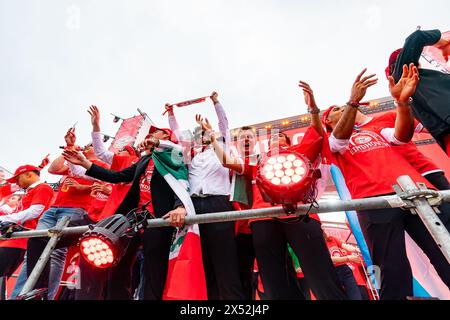 Eindhoven, pays-Bas. 06 mai 2024. EINDHOVEN, PAYS-BAS - 6 MAI : Hirving Lozano du PSV, Ricardo Pepi du PSV, Guus Til du PSV, Richard Ledezma du PSV et Walter Benitez du PSV lors des célébrations du titre PSV Eindhoven à Stadhuisplein le 6 mai 2024 à Eindhoven, pays-Bas. (Photo de Joris Verwijst/Orange Pictures) crédit : Orange pics BV/Alamy Live News Banque D'Images