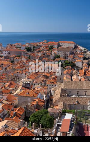 Dubrovnik vu des murs de la vieille ville, août. Banque D'Images