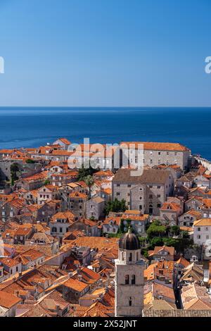 Dubrovnik vu des murs de la vieille ville, août. Banque D'Images