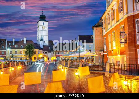 Vue imprenable sur la petite place et la Tour du Conseil dans le centre de la ville de Sibiu. Scène impressionnante de Transylvanie. Localisation : Sibiu, région de Transylvanie, Banque D'Images