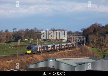 Avanti côte ouest train Alstom Pendolino 390156 sur la ligne principale de la côte ouest dans le Lancashire Banque D'Images