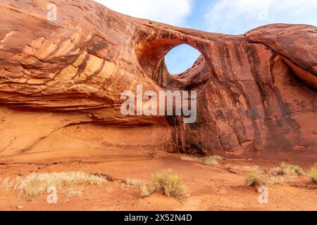 Eye of the Sun Arch à Monument Valley montre l'effet de l'eau et du vent de l'érosion sur des millions d'années. Banque D'Images