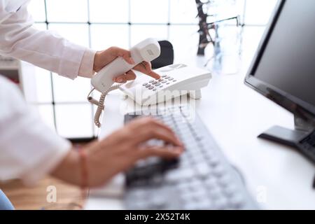 Jeune femme arabe pharmacien utilisant le téléphone et l'ordinateur à la pharmacie Banque D'Images