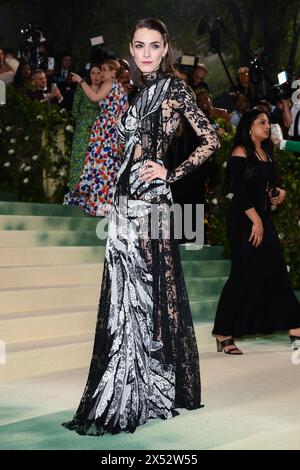 Bee Shaffer marchant sur le tapis rouge au gala 2024 du Metropolitan Museum of Art costume Institute célébrant l'ouverture de l'exposition intitulée Sleeping Beauties Reawakening Fashion au Metropolitan Museum of Art de New York, NY, le 6 mai 2024. (Photo par Anthony Behar/Sipa USA) crédit : Sipa USA/Alamy Live News Banque D'Images
