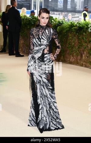 Bee Shaffer marchant sur le tapis rouge au gala 2024 du Metropolitan Museum of Art costume Institute célébrant l'ouverture de l'exposition intitulée Sleeping Beauties Reawakening Fashion au Metropolitan Museum of Art de New York, NY, le 6 mai 2024. (Photo par Anthony Behar/Sipa USA) crédit : Sipa USA/Alamy Live News Banque D'Images