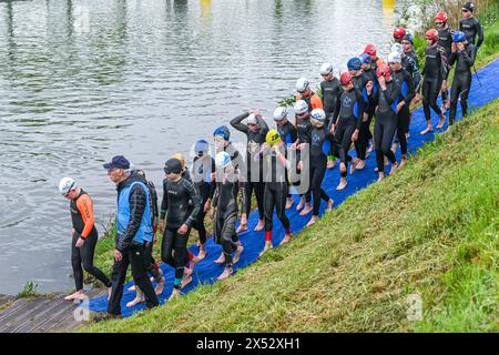 Viersel, Belgique. 04 mai 2024. Prêt à nager photographié lors d'un Triatlon à Viersel, le samedi 4 mai 2024 à Viersel, Belgique . Crédit : Sportpix/Alamy Live News Banque D'Images