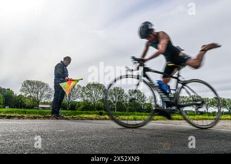 Viersel, Belgique. 04 mai 2024. Sautez sur le vélo photographié lors d'un Triatlon à Viersel, le samedi 4 mai 2024 à Viersel, Belgique . Crédit : Sportpix/Alamy Live News Banque D'Images