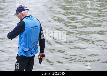Viersel, Belgique. 04 mai 2024. Arbitre avec fusil photographié lors d'un Triatlon à Viersel, le samedi 4 mai 2024 à Viersel, Belgique . Crédit : Sportpix/Alamy Live News Banque D'Images